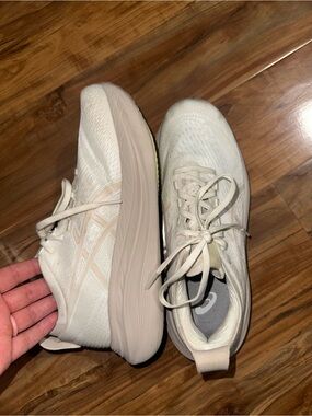 ASICS Gel Nimbus 27 in cream/mineral beige